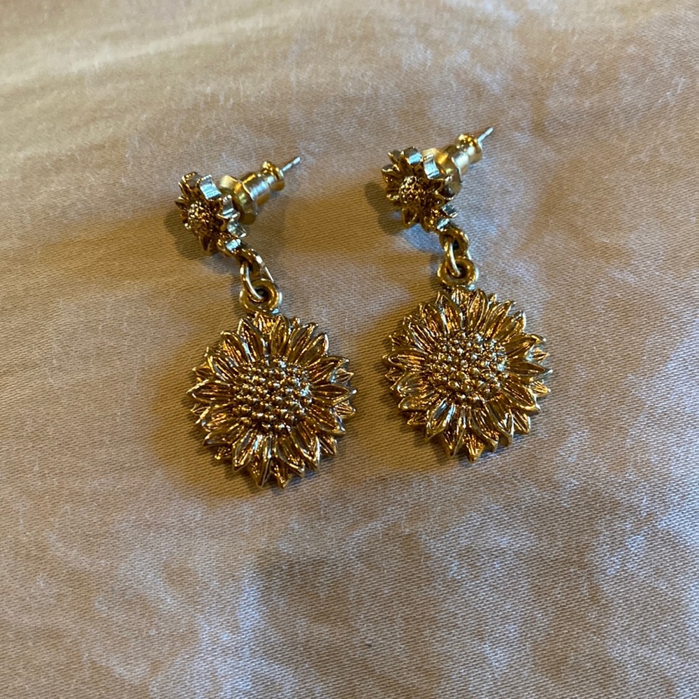 Gold flower earrings. Cute and feminine.